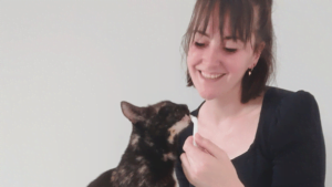 Kat die vrijwillig meewerkt aan zorghandeling via Cooperative Care en medische training