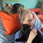 Helene de Winter traint samen met haar katten Runa & Kari tijdens de Train-je-Kat Challenge; de katten komen vrijwillig op de trainingsmat.